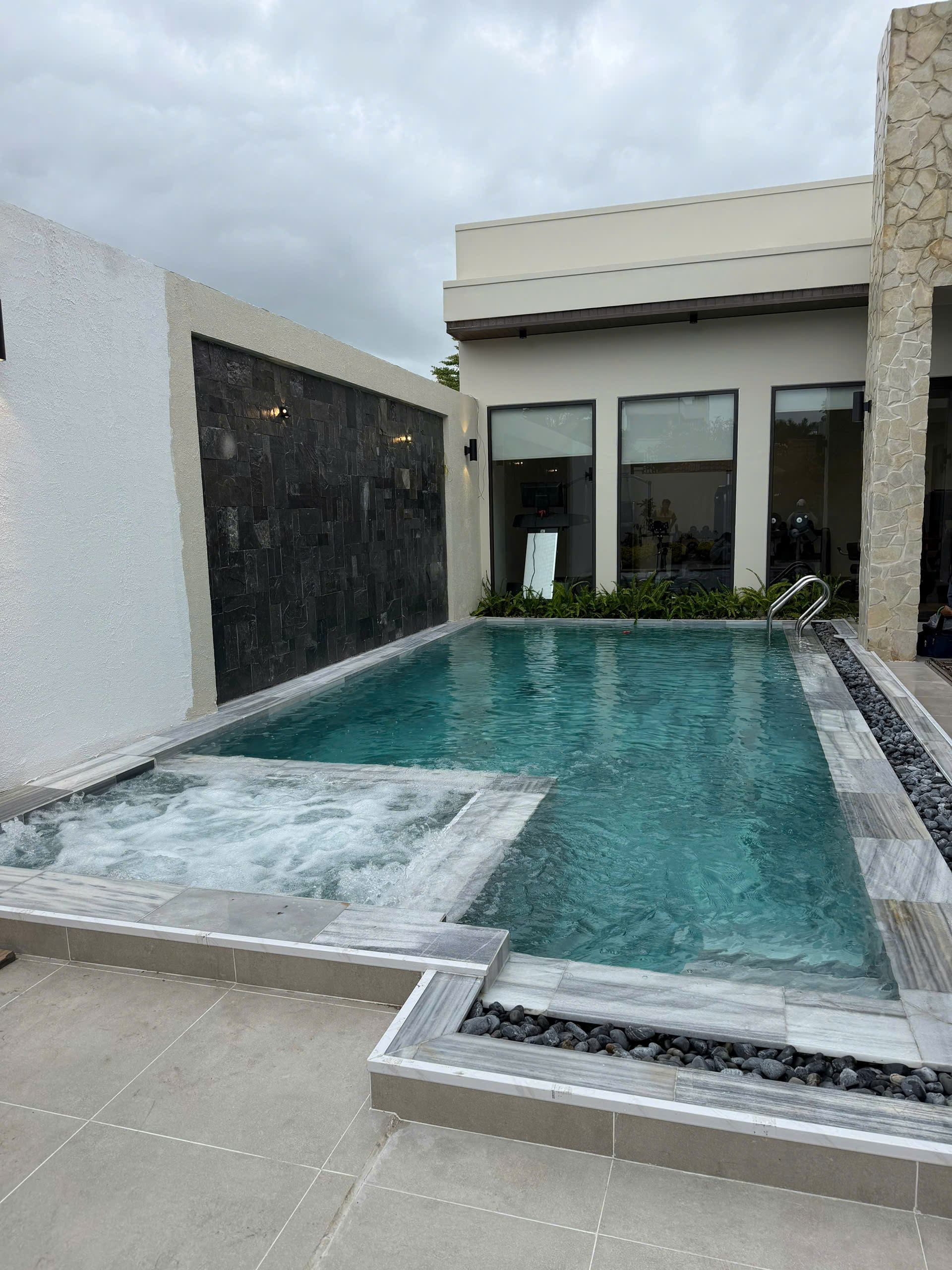 Những yếu tố ảnh hưởng đến báo giá thi công bể bơi